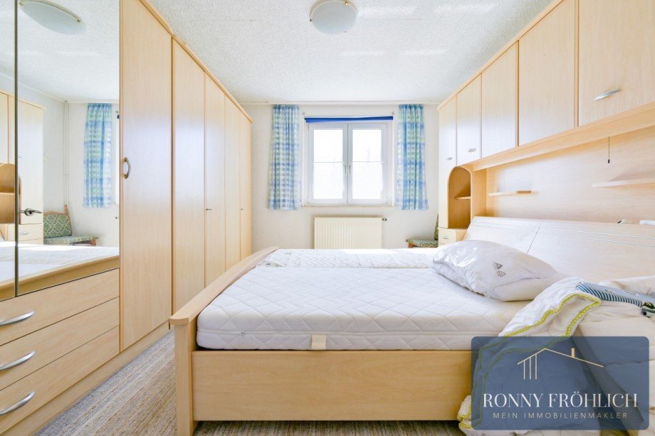 Schlafzimmer Eltern 1. OG Doppelhaush�lfte Lichtenstein/Sachsen