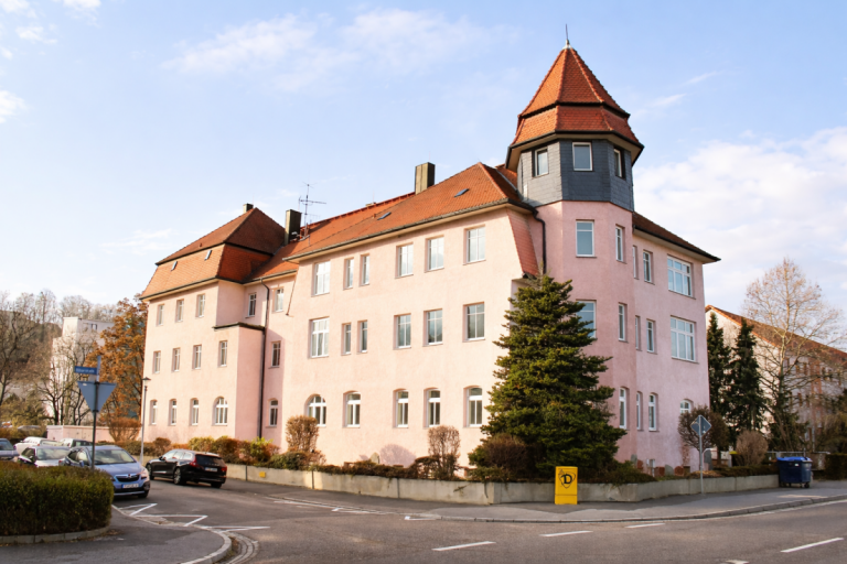 Elegantes Apartmentgeb�ude am Stra�enrand Heidenau Etagenwohnung Frisch saniert und voller Potenzial - charmante 2 Zimmerwohnung zentral in Heidenau