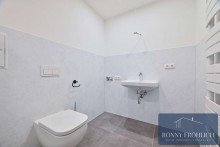Badezimmer WOW! Frisch saniert: Stilvolle 3-Raum-Maisonette mit Balkon, Aufzug & Fernblick auf dem Ka�berg! NEU