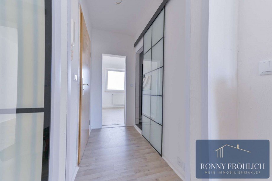 Flur mit Schiebet�r Dachgeschosswohnung Zw�nitz