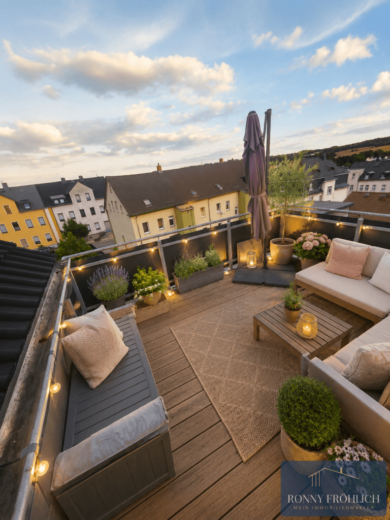 Dachterrasse Oelsnitz/Erzgebirge Dachgeschosswohnung 4-Zimmer Dachgeschosswohnung mit WOW-Faktor, Dachterrasse / Balkon, begehbare Dusche, Einbauk�che!