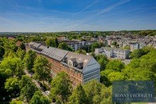 Au�enansicht WOW! Frisch saniert: Stilvolle 3-Raum-Maisonette mit Balkon, Aufzug & Fernblick auf dem Ka�berg! NEU