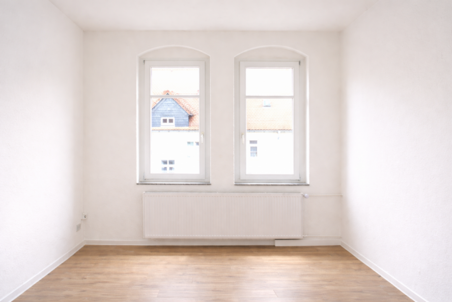 Helles Zimmer mit Erkerfenstern Etagenwohnung Heidenau