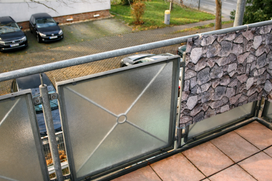 Balkonansicht mit Glasgel�nder und Sichtschutz Etagenwohnung Heidenau