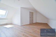 Schlafzimmer WOW! Frisch saniert: Stilvolle 3-Raum-Maisonette mit Balkon, Aufzug & Fernblick auf dem Ka�berg! NEU