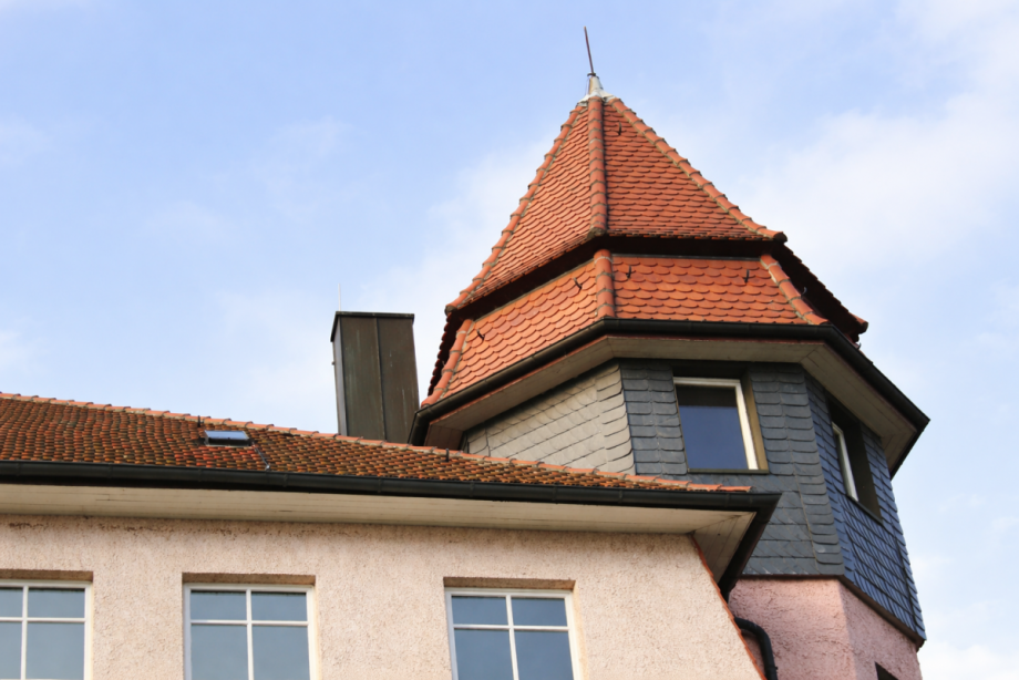 Turm mit roten Ziegeldach und Fenstern Etagenwohnung Heidenau