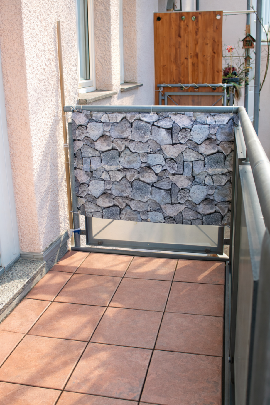 Balkon mit Stein-Privatsph�re und Blumen Etagenwohnung Heidenau