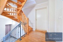 Wohnungseingang WOW! Frisch saniert: Stilvolle 3-Raum-Maisonette mit Balkon, Aufzug & Fernblick auf dem Ka�berg! NEU