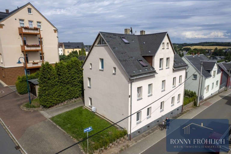 Hausansicht Oelsnitz/Erzgebirge Dachgeschosswohnung gepflegte 3-Raum-Wohnung in Oelsnitz im Erzgebirge zu vermieten, ruhige Lage, kostenlose Stellpl�tze