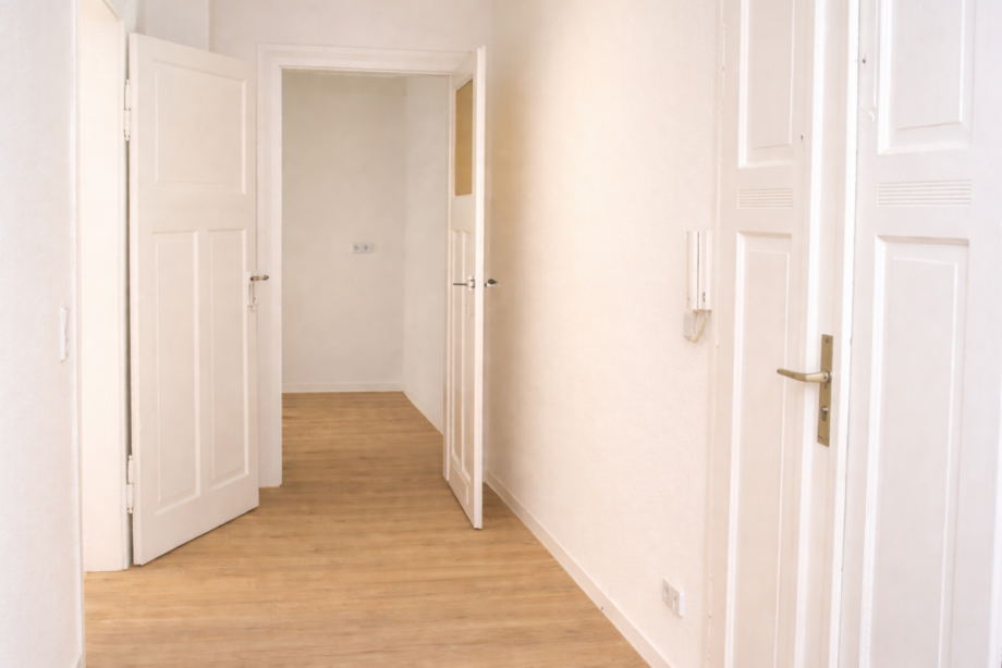 Heller Flur mit offener T�r (1) Erdgeschosswohnung Heidenau