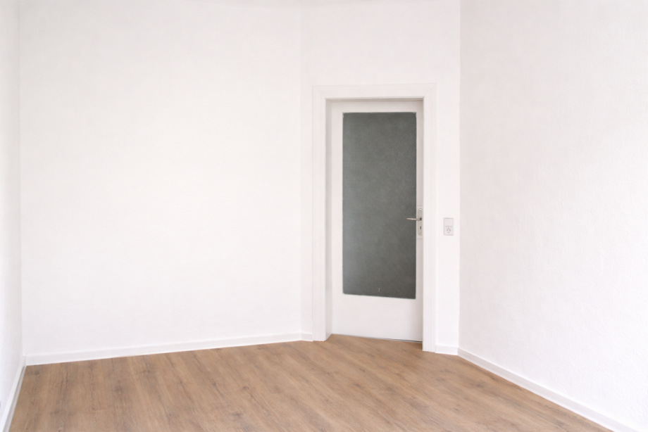 Leerer Raum mit wei�er T�r (1) Erdgeschosswohnung Heidenau