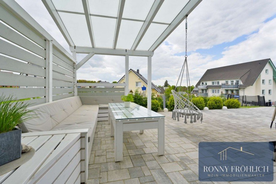 Terrasse mit ma�angefertigter Sitzecke Einfamilienhaus Gro�r�ckerswalde