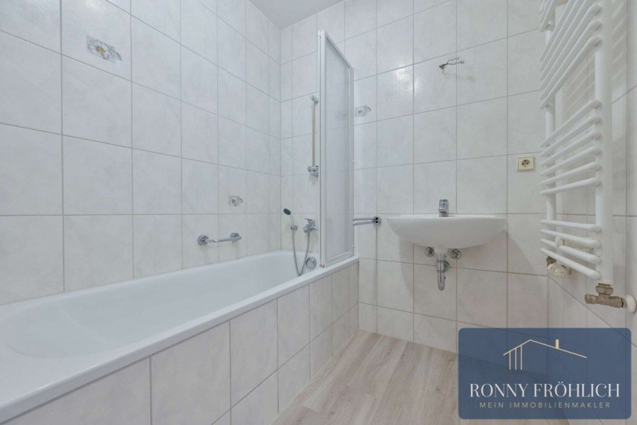 Bad mit Wanne (Dusche opt.) Erdgeschosswohnung Oelsnitz/Erzgebirge