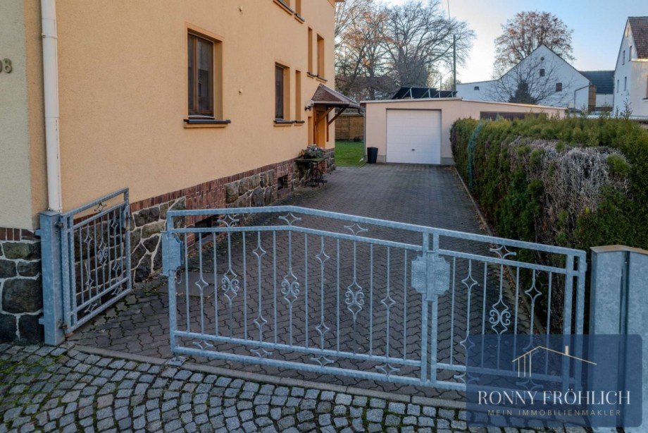 Einfahrt zur Garage Mehrfamilienhaus Gersdorf