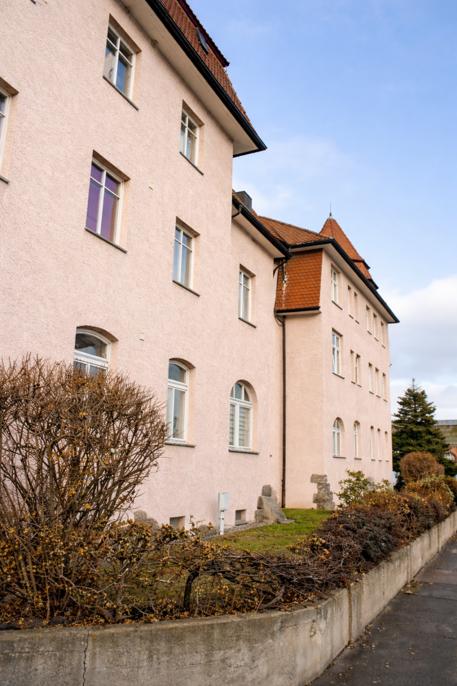 Helles Apartmentgeb�ude in ruhiger Stra�e Etagenwohnung Heidenau