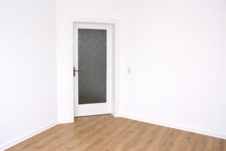 Helles Zimmer mit wei�er T�r (1) Etagenwohnung Heidenau