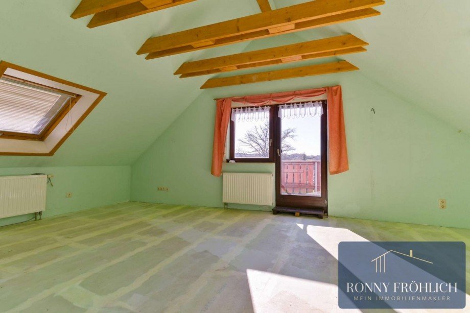 Schlafzimmer mit Balkon Einfamilienhaus Niederdorf