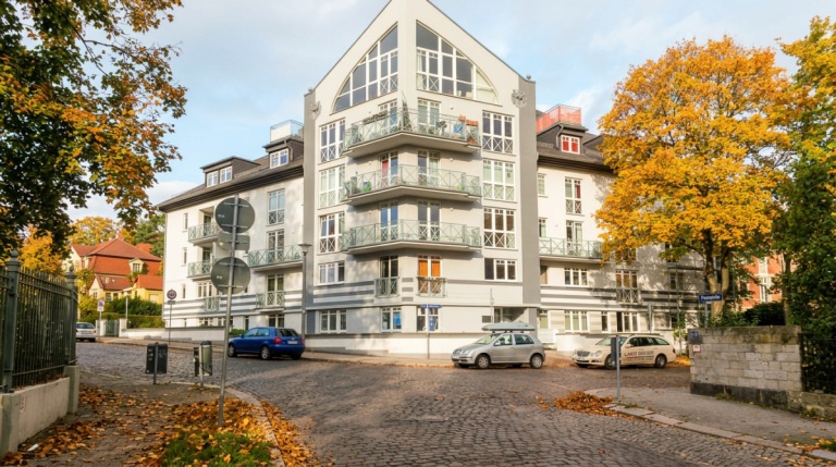 Marienallee2_Herbst Dresden Etagenwohnung Renovierte 3-Raumwohnung mit gro�er Wohnk�che, EBK, Bad mit Wanne, Tiefgaragen-Stellplatz in Dresden