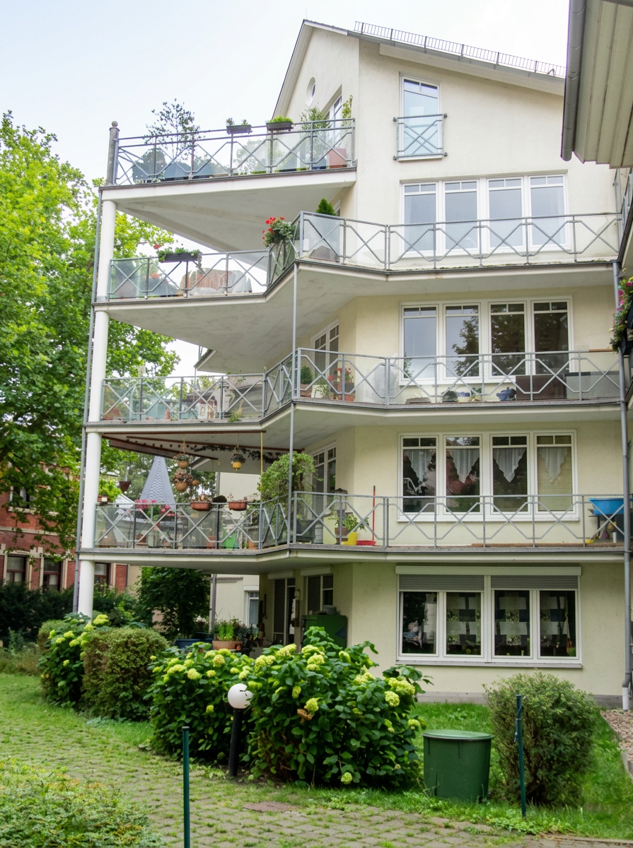 KI-Marienallee2-Balkonansicht von aussen Erdgeschosswohnung Dresden