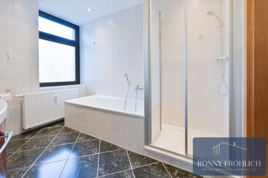 Bad m. Wanne + Dusche Erdgeschosswohnung Thum