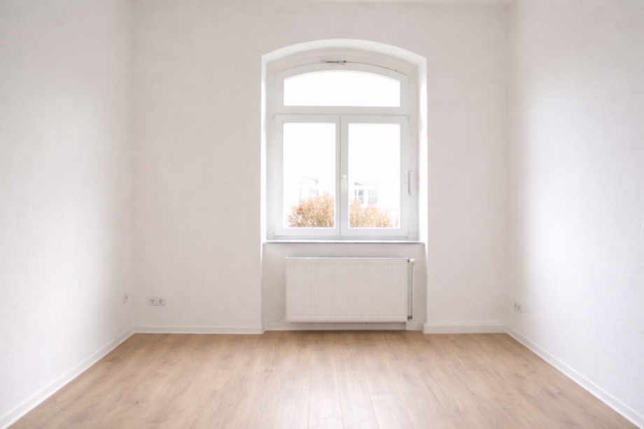 Helle, leere Zimmeransicht mit Fenster Etagenwohnung Heidenau