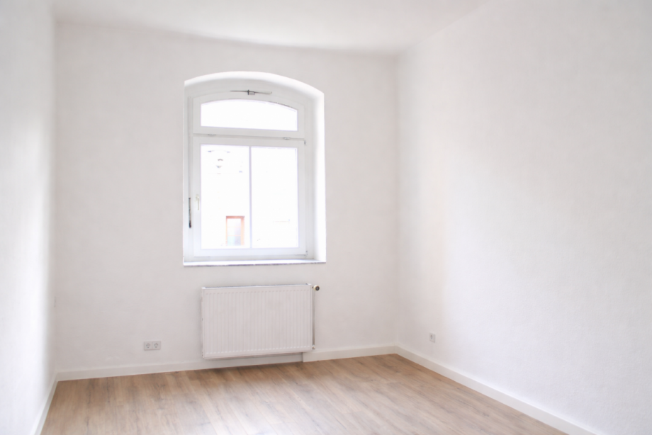 Helles Zimmer mit Bogenfenster Erdgeschosswohnung Heidenau